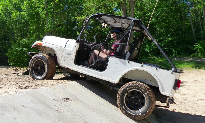 Illustration for article titled Here's How The Mahindra Roxor Compares To A 1948 Willys CJ-2A Jeep Off-Road
